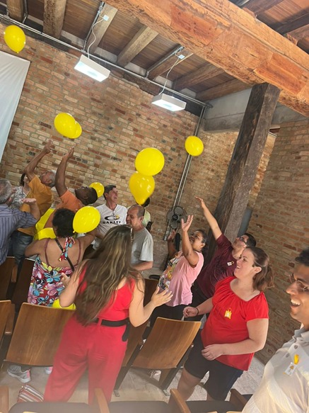 Atividade com balões amarelos