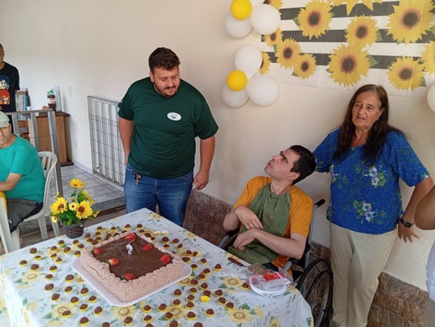 Aniversário com bolo de girassol