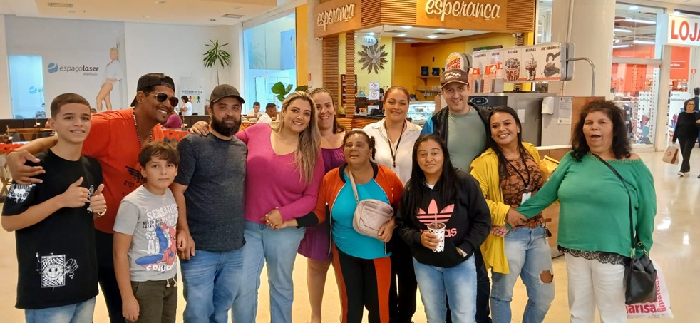 Foto em grupo com camisetas CAPS
